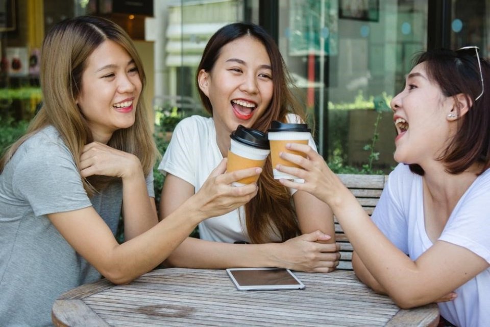 Ilustrasi nongkrong di kafe (Foto: Shutterstock)