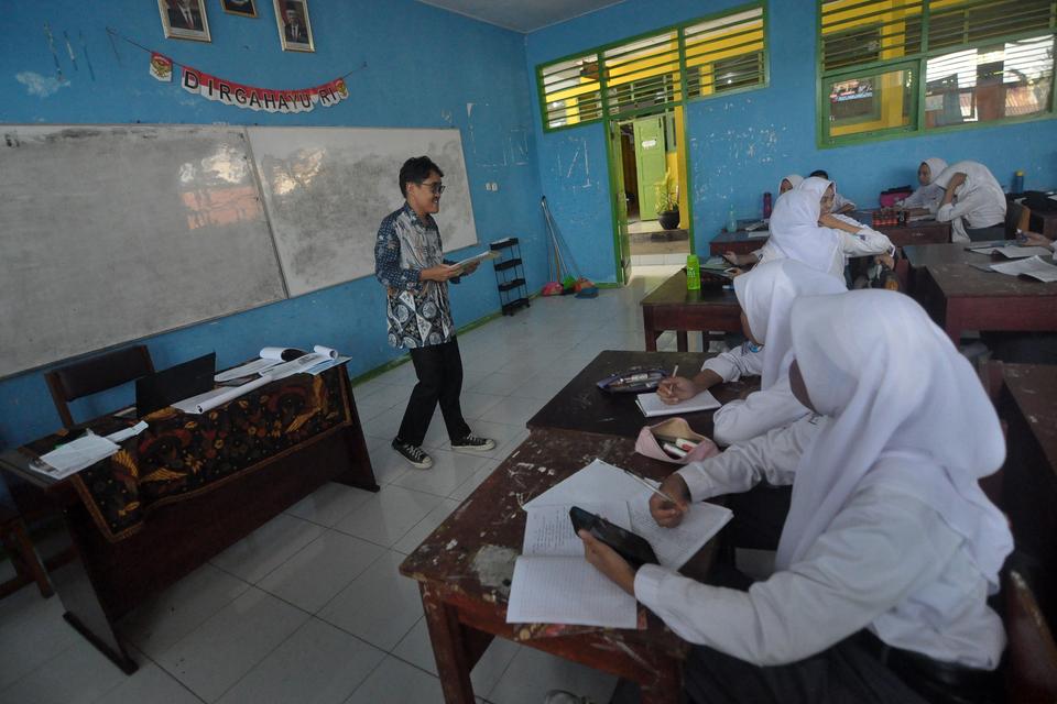 Orangtua perlu membuka tabungan rencana khusus untuk mempersiapkan dana pendidikan anak. Salah satunya dengan Tabungan BRI Junio Rencana. (Dok. Shutterstock)